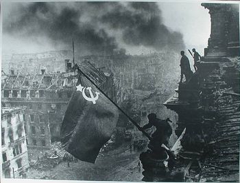 350Px-Red Army Soldiers Raising The Soviet Flag On The Roof Of The Reichstag Berlin Germany